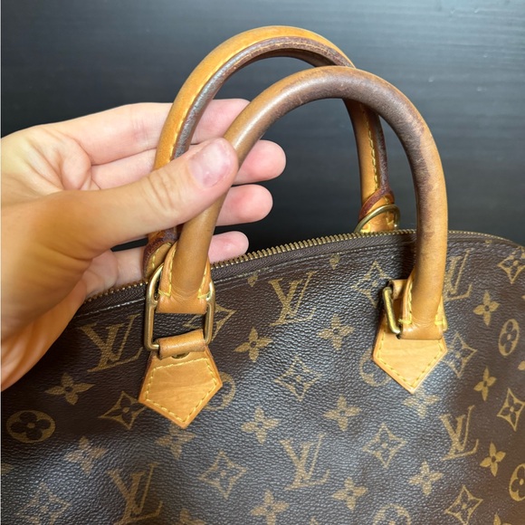 Absolutely gorgeous and classy Louis Vuitton Alma bag. - Picture 5 of 7